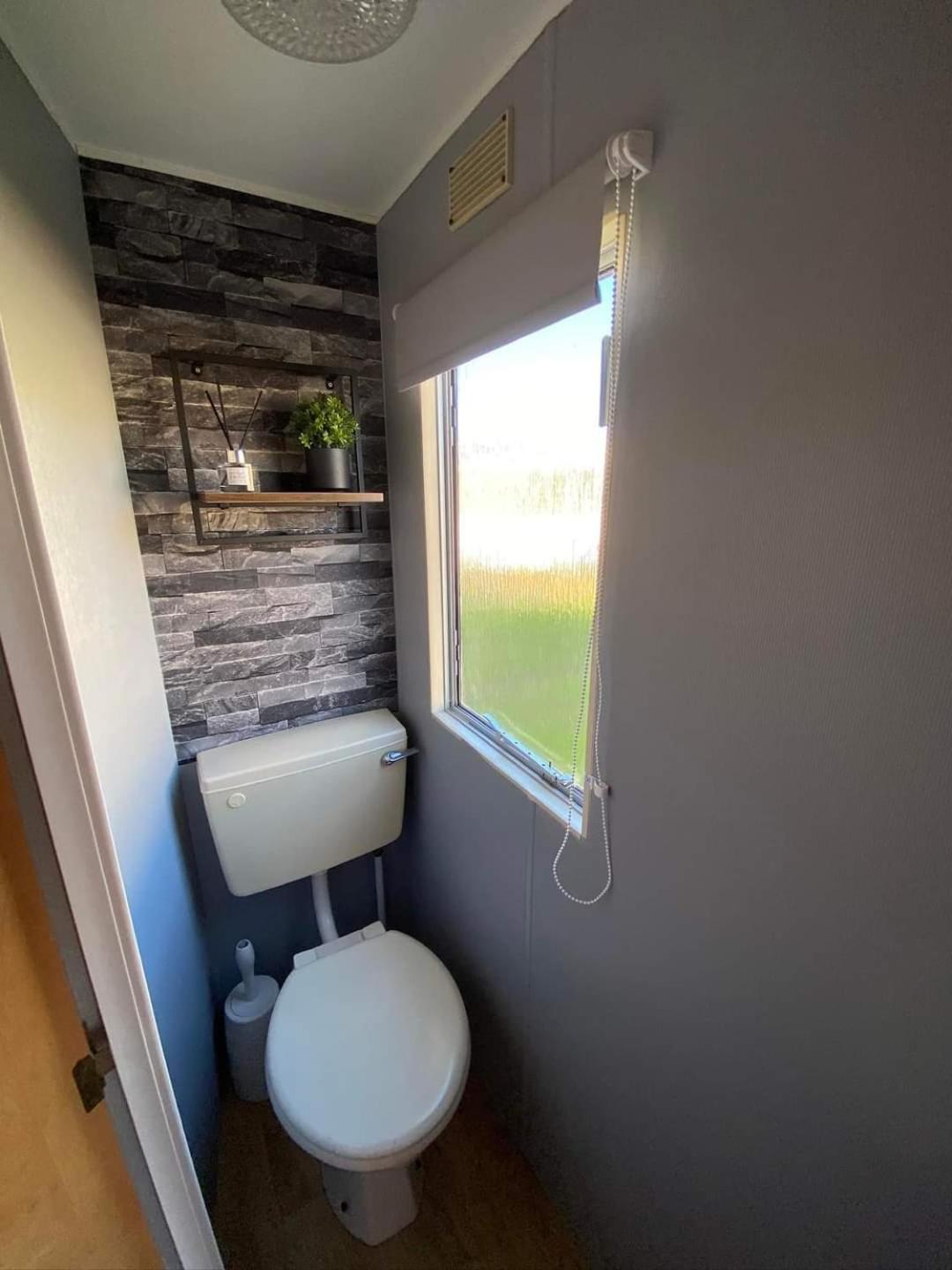 Seaview 203 - Ingoldmells, Pet Friendly, Wifi, Bed Linen And Close Fantasy Island - Meadow Lakes Caravan & Lodge Hire 외부 사진